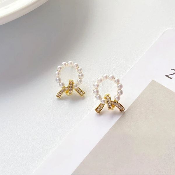 White Round Pearl Studs Earrings